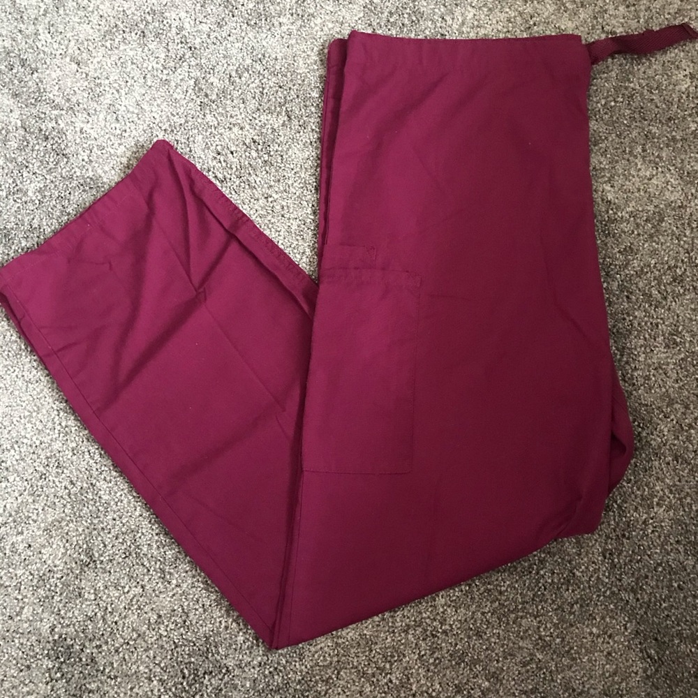 Scrubs pants in wine color